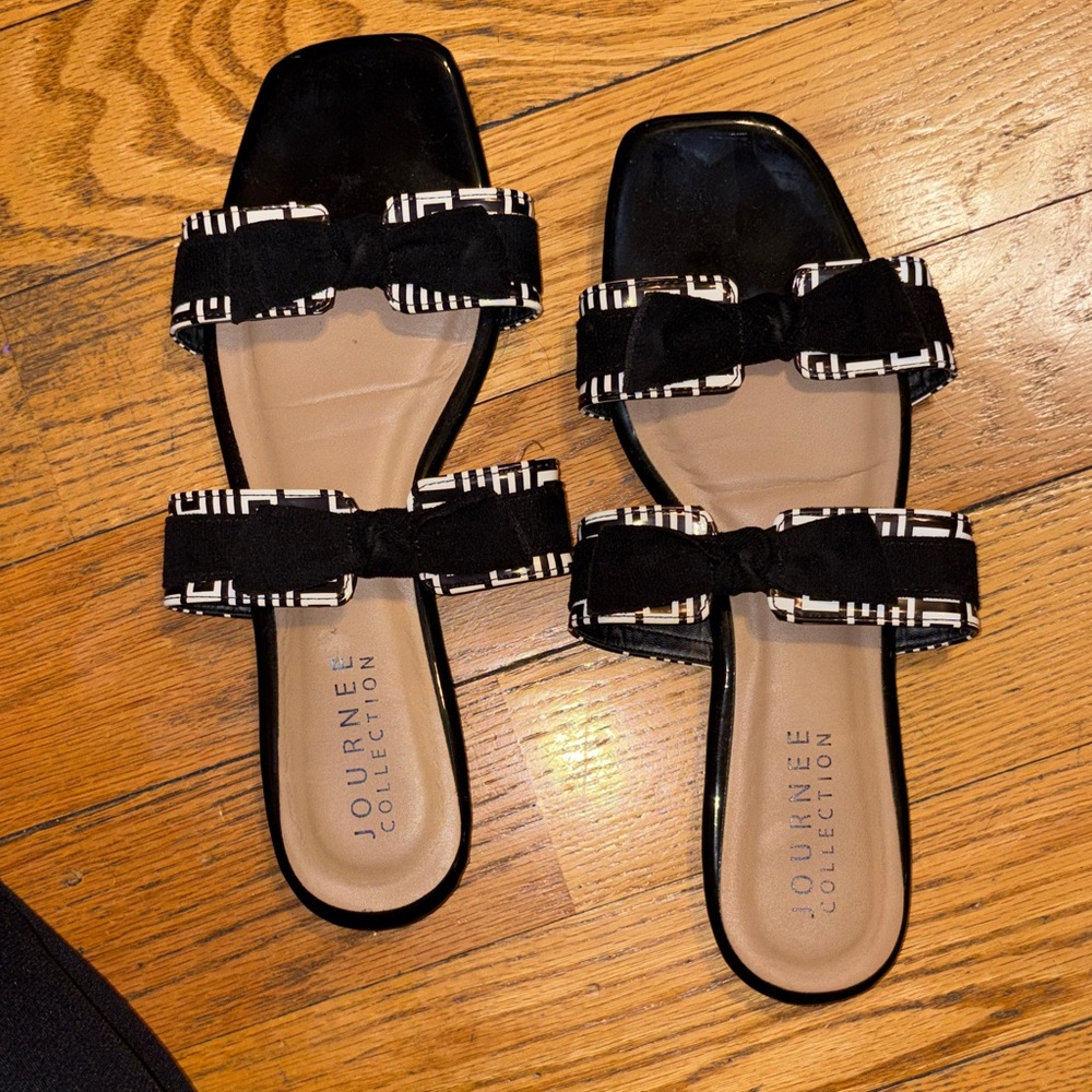 Journee Black and white Double-Band Bow Slide Sandals (9.5)